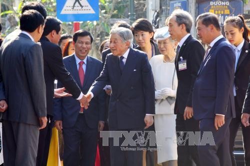 Japans Kaiser und Kaiserin bedanken sich bei Bewohnern in Hue für ihren Empfang - ảnh 1